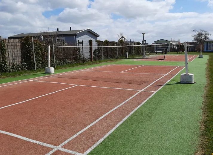 Moderne badkamer in WadRust chalet, Midsland Noord, Terschelling met glazen douchecabine.