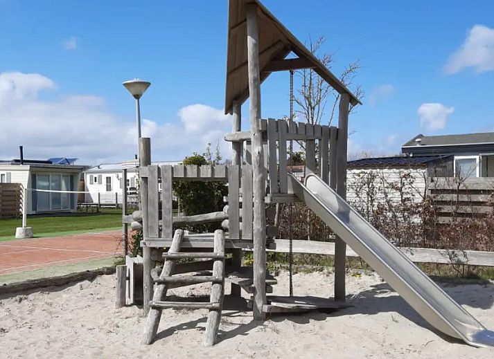 Moderne badkamer in WadRust chalet, Midsland Noord, Terschelling met glazen douchecabine.