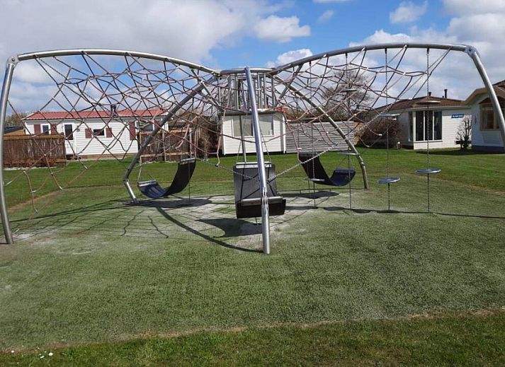 Moderne badkamer in WadRust chalet, Midsland Noord, Terschelling met glazen douchecabine.