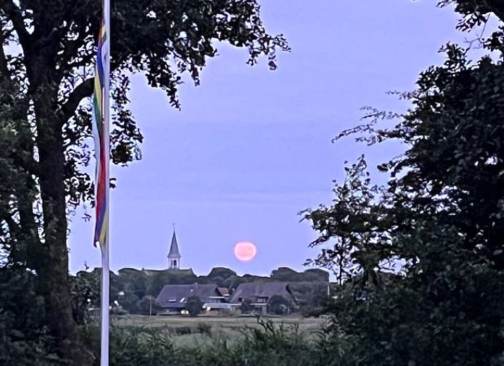 Atemberaubender Sonnenuntergang im Ferienhaus in Midsland Noord, Terschelling. Geniessen Sie die Gelassenheit der Natur auf den Watteninseln.