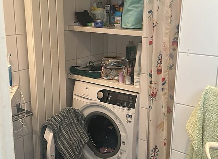 Gemuetlicher Innenbereich des Ferienhauses in Midsland Noord, Terschelling mit Blick auf den Garten, ideal fuer einen entspannten Aufenthalt.