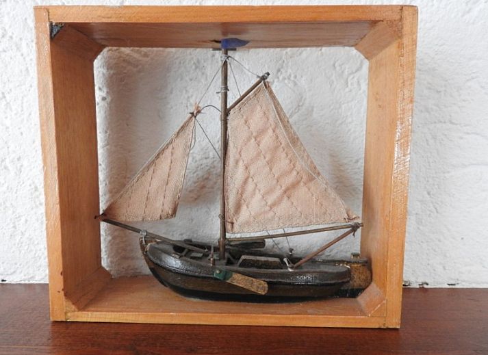 Zonnige tuin van vakantiehuis Botter in Midsland Noord, Terschelling met terras.