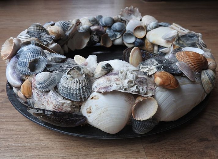 Terras van vakantiehuis Botter in Midsland Noord, Terschelling met picknicktafel.