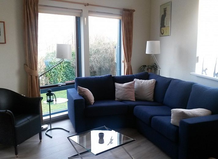 Glissando bungalow in Midsland Noord, Terschelling met charmante gevel en groene omgeving.