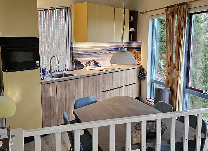 Glissando bungalow in Midsland Noord, Terschelling met charmante gevel en groene omgeving.