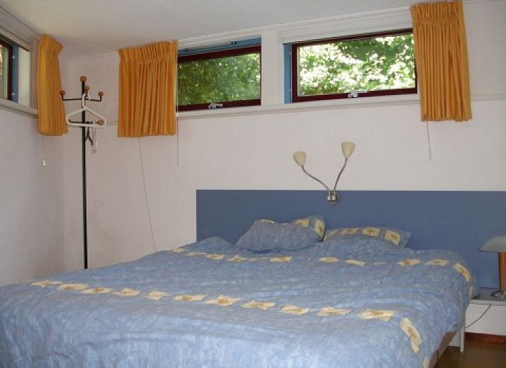 Prachtige tuin bij Glissando bungalow in Midsland Noord, Terschelling met vogel en rozenstruik.