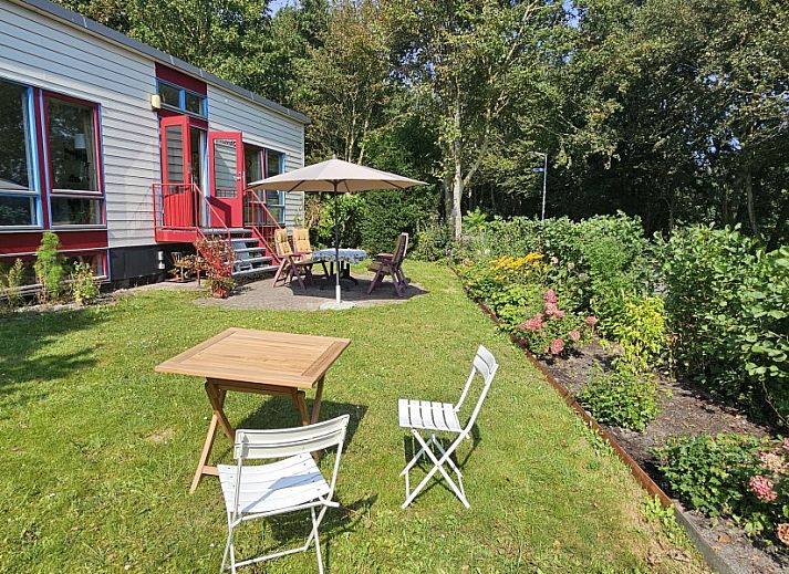 Gezellige woonkamer in Glissando bungalow, Midsland Noord, Terschelling met comfortabele zithoek.