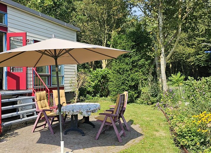 Gezellige woonkamer in Glissando bungalow, Midsland Noord, Terschelling met comfortabele zithoek.