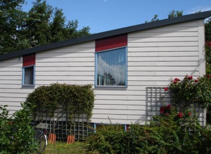 Gezellige woonkamer in Glissando bungalow, Midsland Noord, Terschelling met comfortabele zithoek.