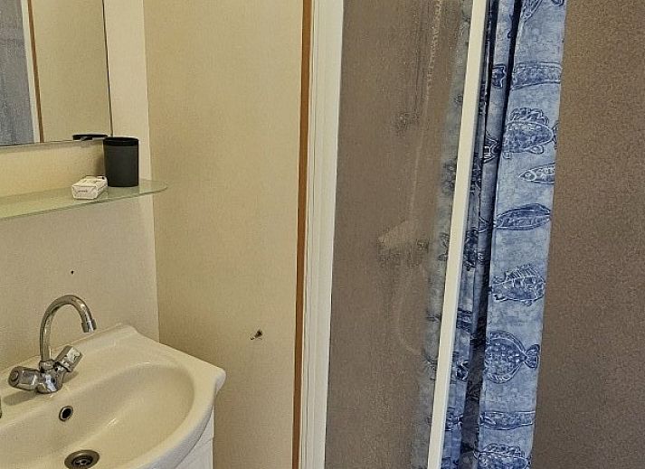 Gezellige woonkamer in De Utsetter NR 59 chalet, Midsland Noord, Terschelling met comfortabele zitplaatsen.