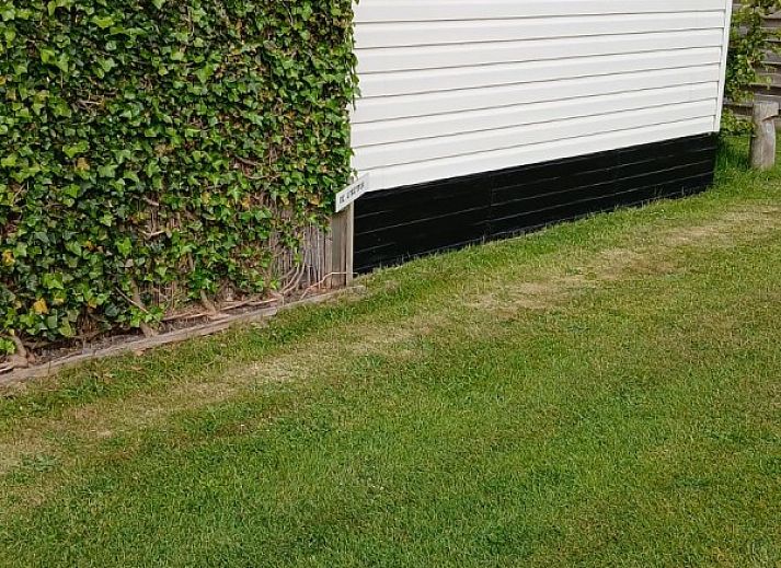 Eethoek en keuken in De Utsetter NR 59 chalet, Midsland Noord, Terschelling voor een huiselijke sfeer.