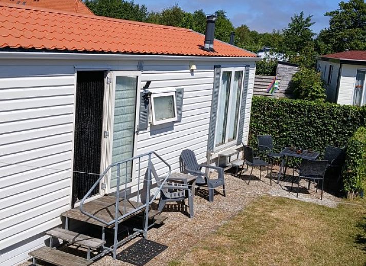 Eethoek en keuken in De Utsetter NR 59 chalet, Midsland Noord, Terschelling voor een huiselijke sfeer.