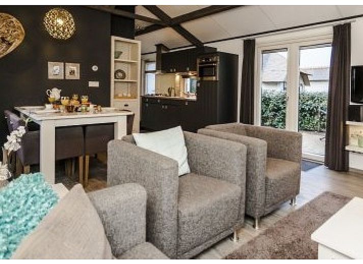 Terrasse des Ferienhauses fuer 2 Personen in Midsland Noord, Terschelling, Ferienhaus mit Gartenweg und Sitzecke auf den Watteninseln.