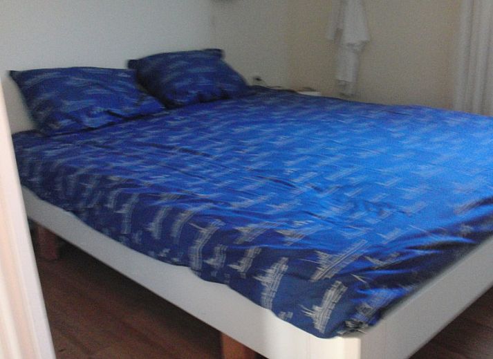 Cozy garden at De Doorloper vacation home in Midsland Noord, Terschelling, ideal for relaxation on the Wadden Islands.