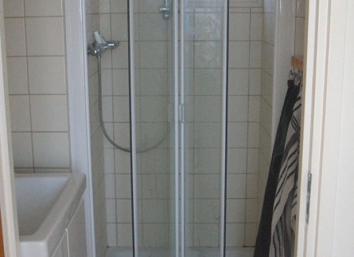 Cozy garden at De Doorloper vacation home in Midsland Noord, Terschelling, ideal for relaxation on the Wadden Islands.