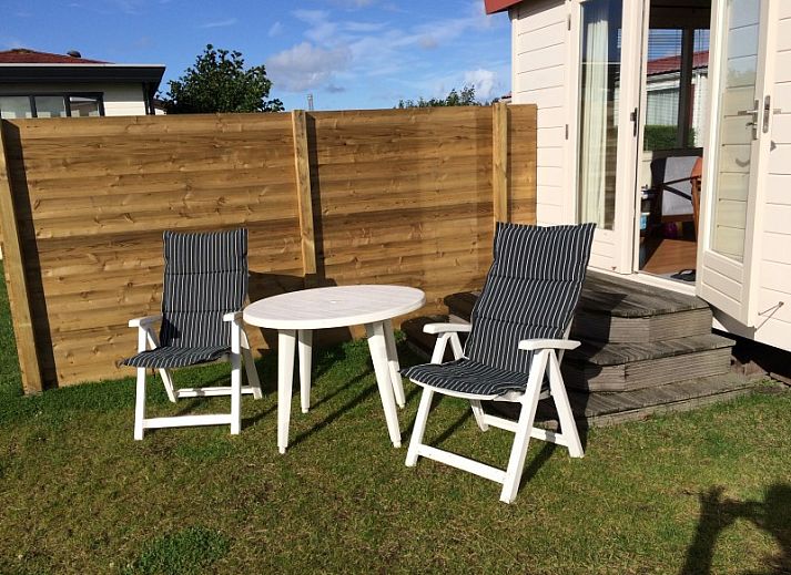 Cozy garden at De Doorloper vacation home in Midsland Noord, Terschelling, ideal for relaxation on the Wadden Islands.