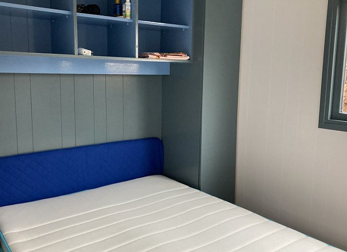 Buitenzijde van Unesco vakantiehuis met uitzicht op groene velden in Midsland Noord, Terschelling.