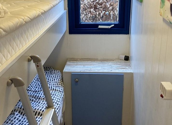 Buitenzijde van Unesco vakantiehuis met uitzicht op groene velden in Midsland Noord, Terschelling.