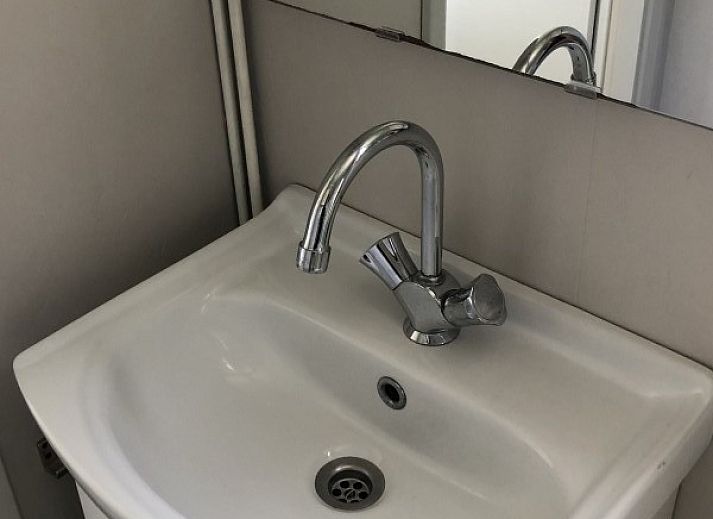 Gezellige woonkamer in Unesco chalet met panoramisch uitzicht op natuur in Midsland Noord, Waddeneilanden.