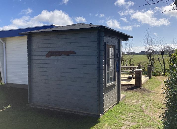 Gezellige woonkamer in Unesco chalet met panoramisch uitzicht op natuur in Midsland Noord, Waddeneilanden.