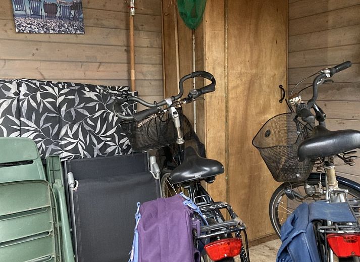 Gezellige woonkamer in Unesco chalet met panoramisch uitzicht op natuur in Midsland Noord, Waddeneilanden.