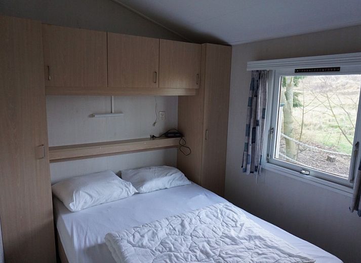 Cozy terrace at Dunamar chalet, Midsland Noord, Terschelling, with deck chairs and garden table.