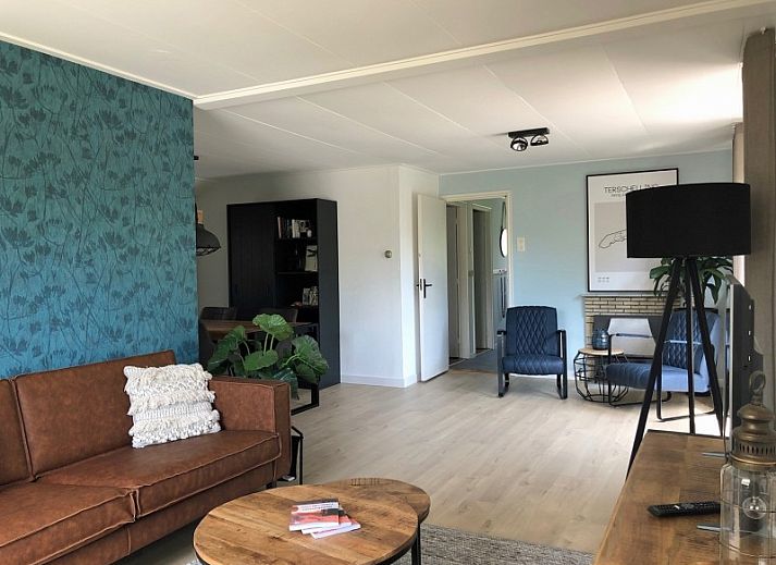 Terras met eettafel bij Vakantiehuis Bikkel in Midsland Noord, Terschelling.