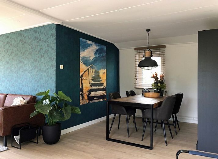 Terras met eettafel bij Vakantiehuis Bikkel in Midsland Noord, Terschelling.