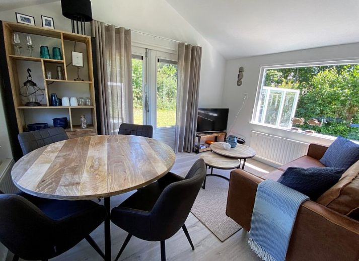 Geniet van de zonnige veranda van Vakantiehuis Bengel in Midsland Noord, Terschelling, een charmante vakantiewoning op de Waddeneilanden.