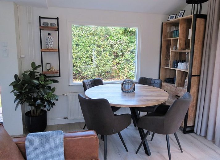 Geniet van de zonnige veranda van Vakantiehuis Bengel in Midsland Noord, Terschelling, een charmante vakantiewoning op de Waddeneilanden.