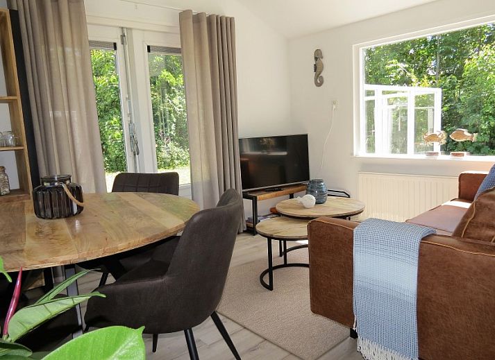 Geniet van de zonnige veranda van Vakantiehuis Bengel in Midsland Noord, Terschelling, een charmante vakantiewoning op de Waddeneilanden.