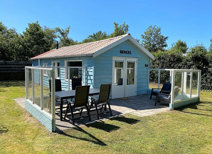 Geniet van de zonnige veranda van Vakantiehuis Bengel in Midsland Noord, Terschelling, een charmante vakantiewoning op de Waddeneilanden.