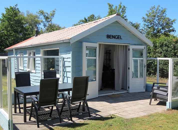 Sfeervolle woonkamer van Vakantiehuis Bengel in Midsland Noord, Terschelling, met uitzicht op de groene natuur van de Waddeneilanden.