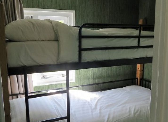 Gezellige eethoek in Vakantiehuis Bengel, Midsland Noord, Terschelling, perfect voor een ontspannen maaltijd op de Waddeneilanden.