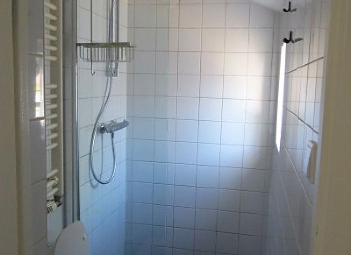 Gezellige eethoek in Vakantiehuis Bengel, Midsland Noord, Terschelling, perfect voor een ontspannen maaltijd op de Waddeneilanden.