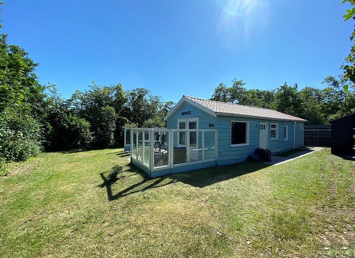Gezellige eethoek in Vakantiehuis Bengel, Midsland Noord, Terschelling, perfect voor een ontspannen maaltijd op de Waddeneilanden.