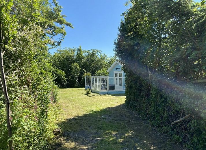 Gezellige eethoek in Vakantiehuis Bengel, Midsland Noord, Terschelling, perfect voor een ontspannen maaltijd op de Waddeneilanden.