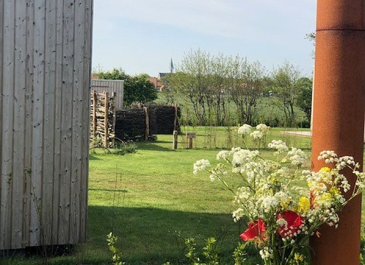 Buitenhuis chalet in Midsland Noord, Terschelling met zonnige tuin en terras.