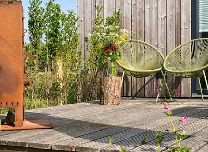 Buitenhuis chalet in Midsland Noord, Terschelling met zonnige tuin en terras.