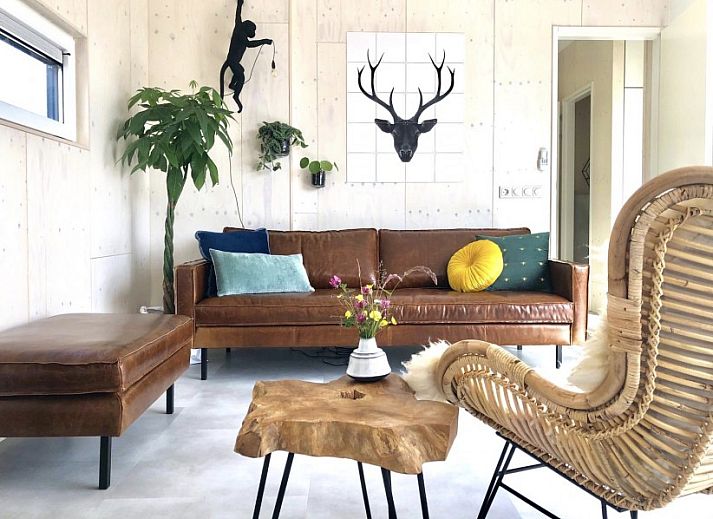 Buitenhuis chalet in Midsland Noord, Terschelling met zonnige tuin en terras.