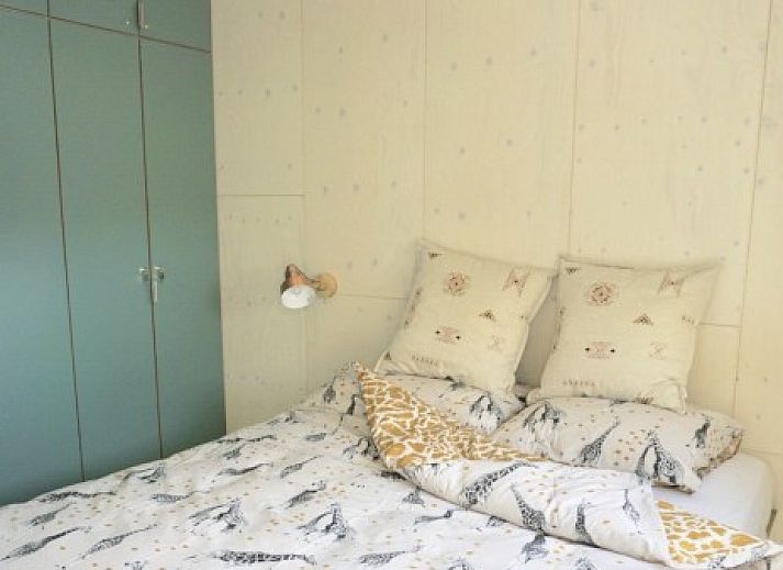 Uitzicht op de groene omgeving van Buitenhuis chalet in Midsland Noord, Terschelling.