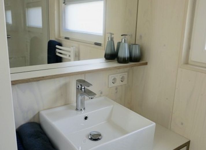 Veranda van Buitenhuis chalet in Midsland Noord, Terschelling met zitplek en bloemen.