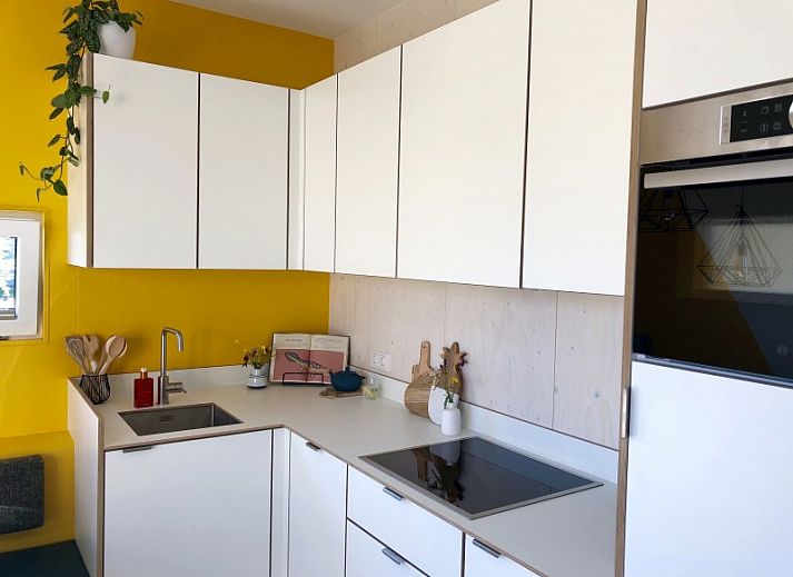 Veranda van Buitenhuis chalet in Midsland Noord, Terschelling met zitplek en bloemen.