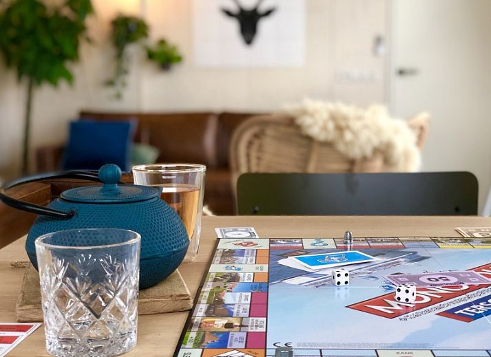 Veranda van Buitenhuis chalet in Midsland Noord, Terschelling met zitplek en bloemen.