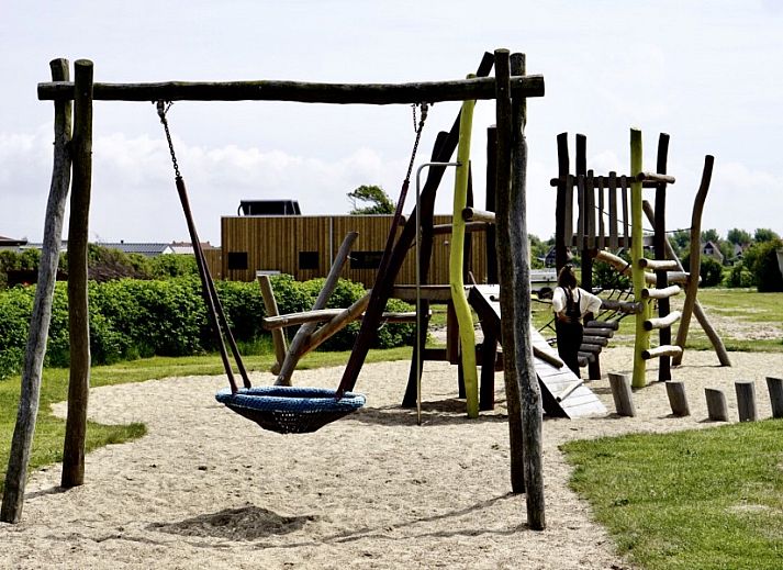 Stijlvolle woonkamer van Buitenhuis chalet in Midsland Noord, Terschelling met comfortabele bank.