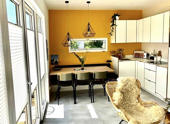 Stijlvolle woonkamer van Buitenhuis chalet in Midsland Noord, Terschelling met comfortabele bank.