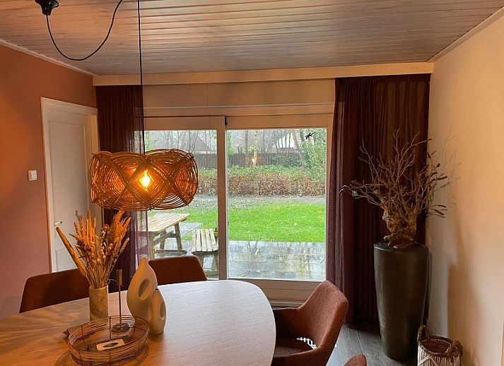 Gemuetlicher Innenbereich des Ferienhauses Belhamel in Midsland Noord, Terschelling mit bequemen Sitzgelegenheiten und grossen Fenstern.