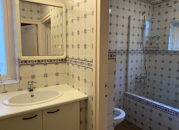 Stilvolles Wohnzimmer des Ferienhauses Belhamel in Midsland Noord, Terschelling mit Kamin und modernen Moebeln.