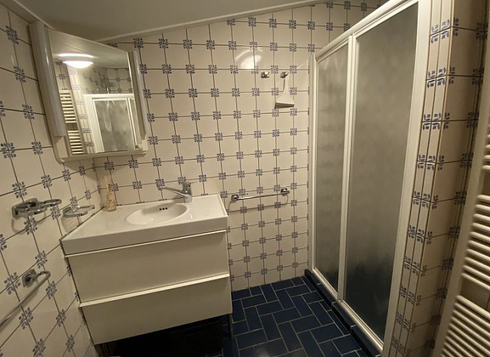 Stilvolles Wohnzimmer des Ferienhauses Belhamel in Midsland Noord, Terschelling mit Kamin und modernen Moebeln.