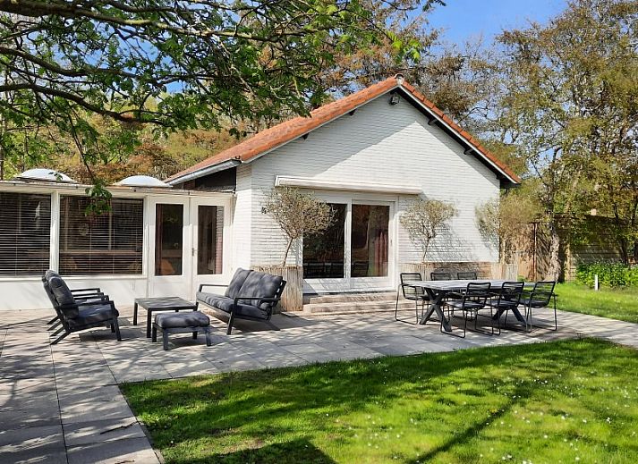 Stilvolles Wohnzimmer des Ferienhauses Belhamel in Midsland Noord, Terschelling mit Kamin und modernen Moebeln.